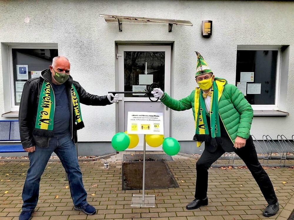 Der Roitzscher Vereinspräsident Mario Elster nimmt Ortsbürgermeister Mario Willer (v.r.) am 11.11.2020 den Rathausschlüssel ab.