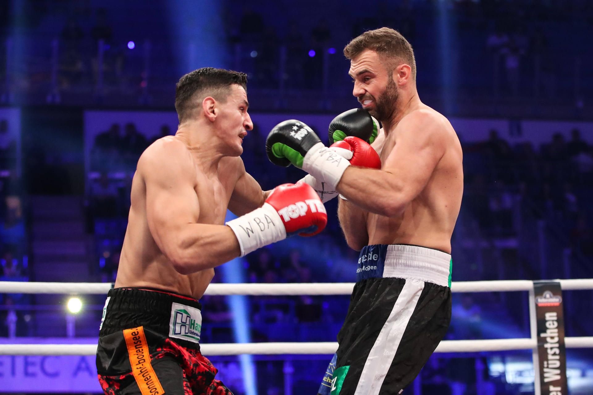 Im Oktober 2020 verlor Dominic Bösel (r.) bei der ersten Titelverteidigung seine WM-Gürtel an Herausforderer Robin Krasniqi.