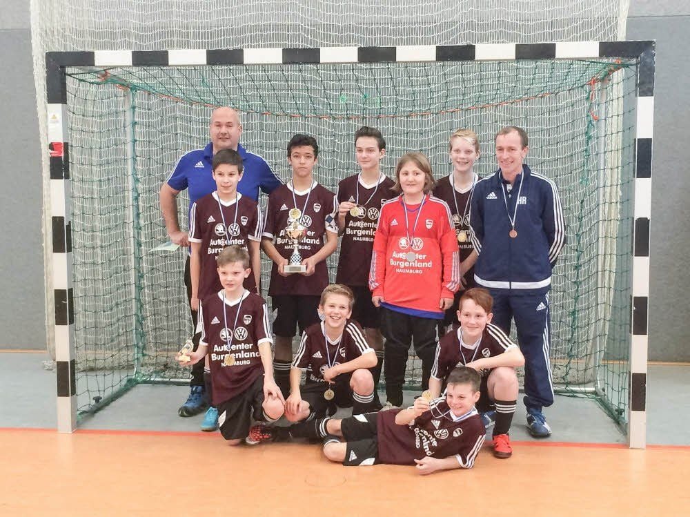 Die D-Junioren-Kombination Freyburg/Bad Kösen siegte in Bad Sulza - hinten, v.l.: Trainer Rainer Hase, Jonas Gerhardt, Benedikt Bolle, Aaron Reichelt, Konstantin Wagner, Cedric Heinicke, Co-Trainer Heiko Richter; knieend, v.l.: Sören Hölzer (zum besten Spieler des Turniers gewählt), Marvin Dammenhayn, Nick Schneider; vorn: Enzo Zippließ.