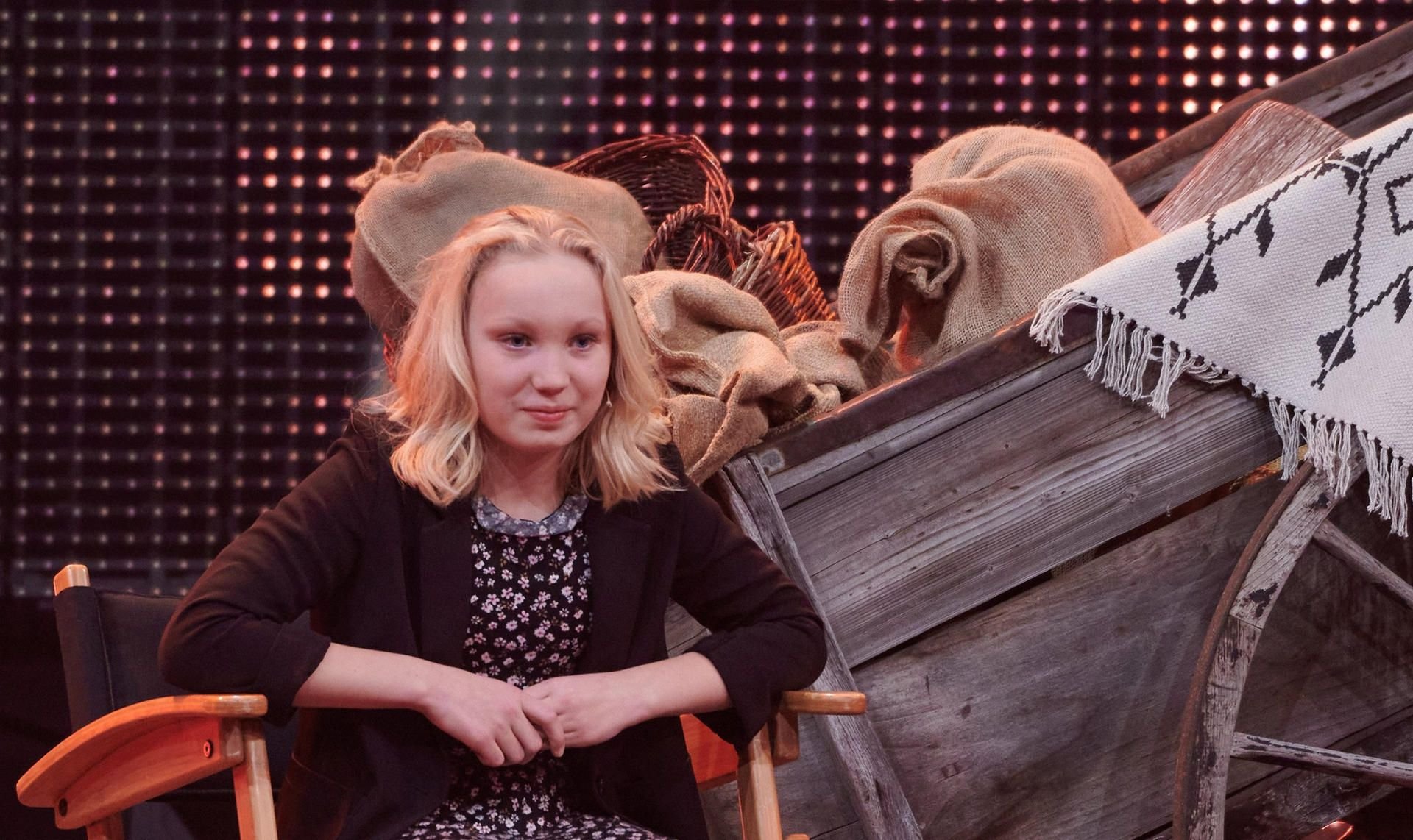 Die Schauspielerin Helena Zengel sitzt beim RTL Jahresrückblick "Menschen, Bilder, Emotionen" 2020" im Studio in einer Western Kulisse.