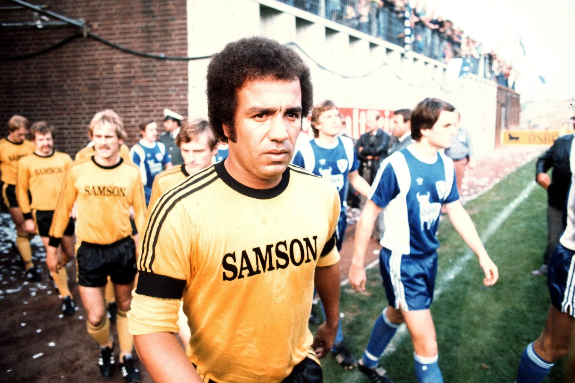 Erwin Kostedde, hier 1976 im Trikot von Borussia Dortmund, wurde oft wegen seiner Hauptfarbe beleidigt.