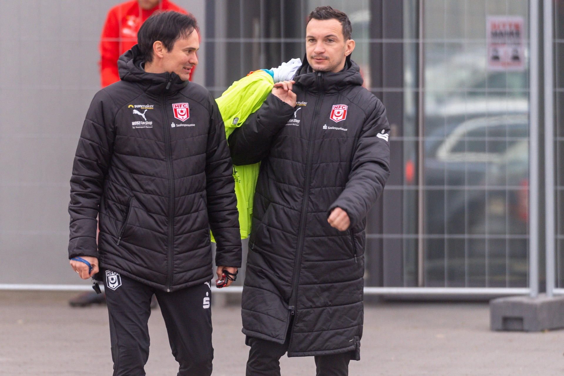 Florian Schnorrenberg (l.) und Assistent Daniel Ziebig haben einen Plan für das Duisburg-Spiel.