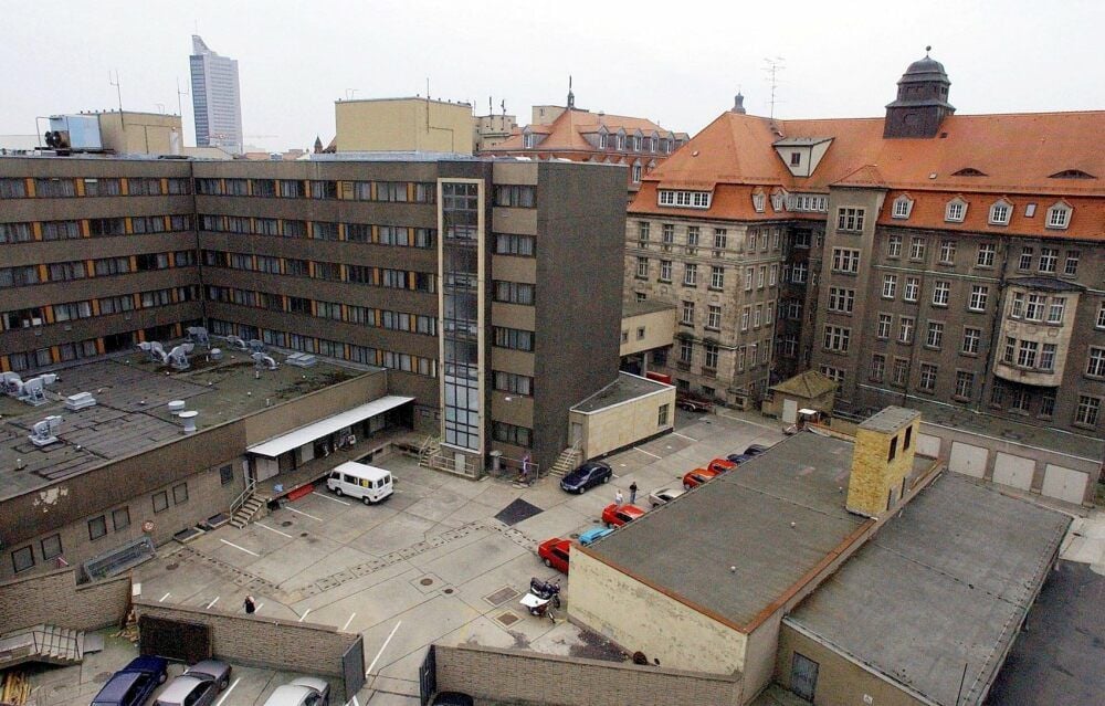 Hier saßen die Spitzel - der Hof der früheren Stasi-Zentrale in Leipzig. Heute streiten Ex-Bürgerrechtler um die angemessene Erinnerung.