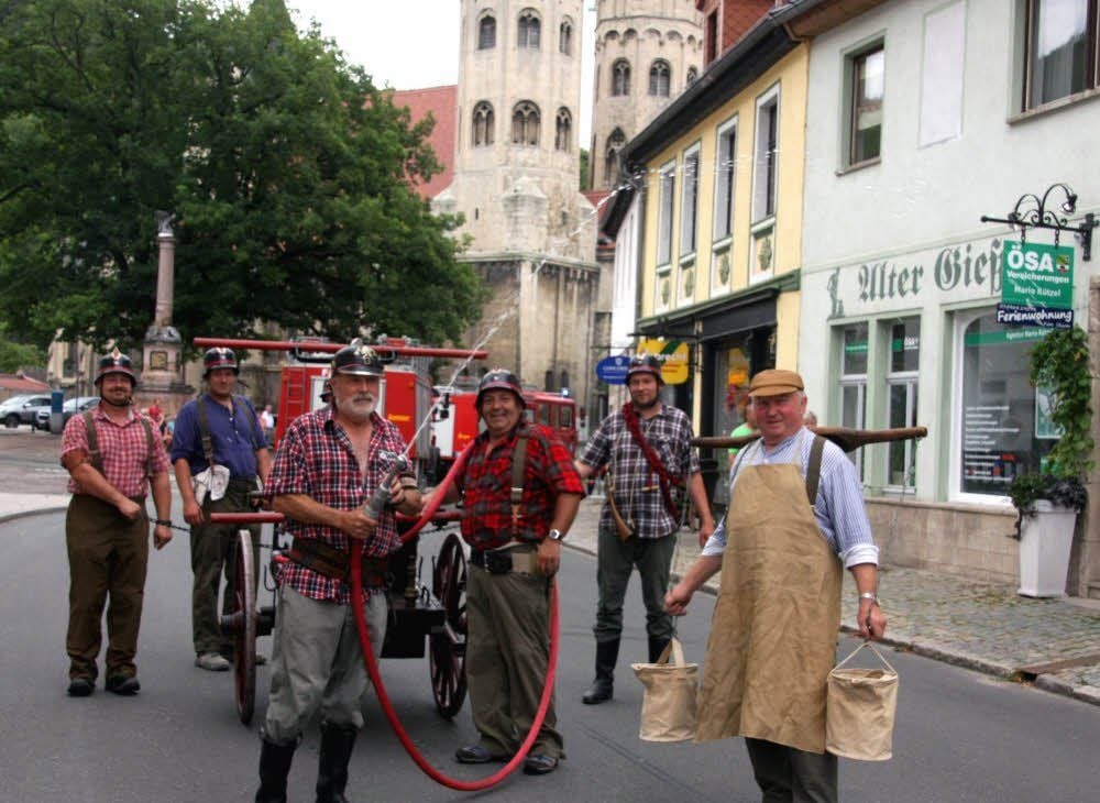 Der Festumzug durch Freyburg hat Raritäten der Feuerwehrgeschichte zu bieten: Die Zscheiplitzer zeigen, wie anno dazumal gelöscht wurde.
