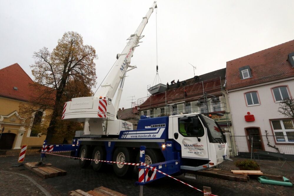 Schwere Technik wurde benötigt, als im Jahr 2016 auf das Gebäude mit Hotel und Restaurant „Al Dente“ am Jessener Markt ein neues Dach kam.