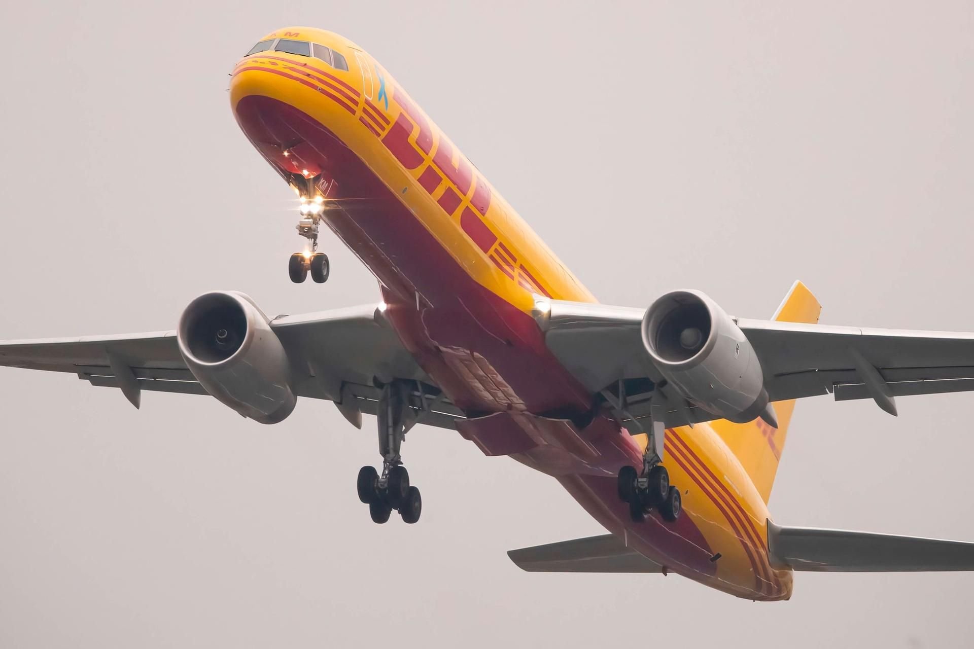 Eine Boeing von DHL beim Start