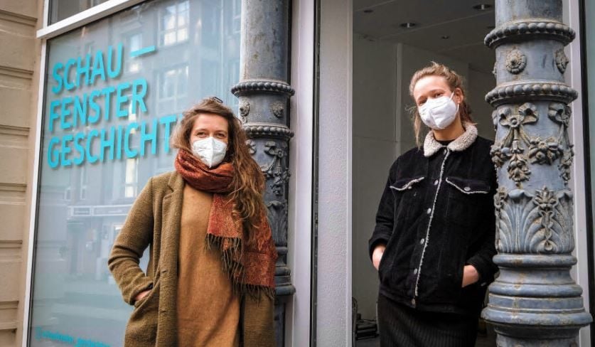 Verena Zimmermann (l.) und Johanna Rosenkranz erzählen in einem leerstehenden Laden „Schaufenstergeschichten“.