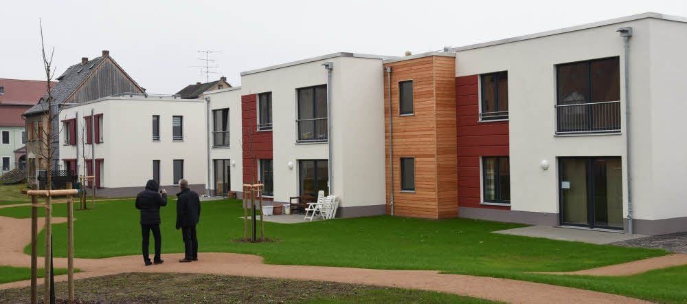 Die von der GWG Wohnungsgesellschaft in der Naumburger Jakobsgasse und am Holzmarkt errichteten Häuser sind bezugsfertig. Fotos oben von links: Haus Holzmarkt 4-6, Blick in die Jakobsgasse, Badezimmer einer Wohnung. Großes Bild: Blick in den Innenhof der Jakobsgasse.
