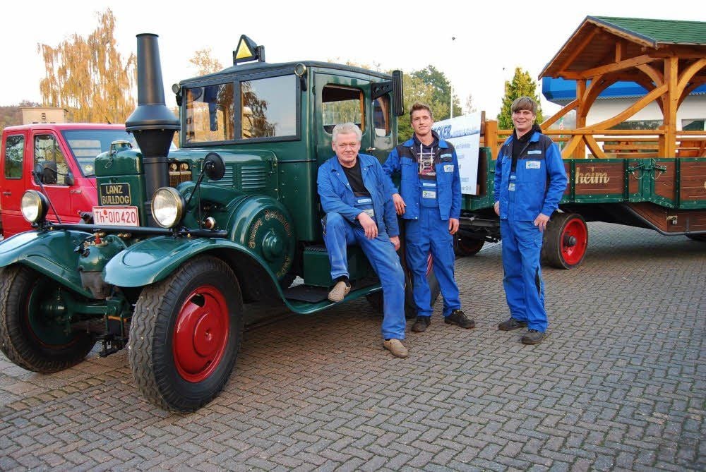 Hartmut Becker mit seinen Söhnen Robert und Philipp (v.l.) an seinem 55 PS starken Eil-Lanz-Bulldog.