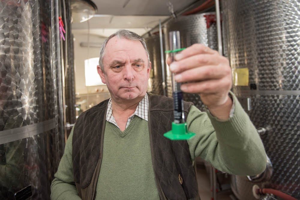 Zeuchfelder: Eberhard Hage ist Landwirt und Inhaber des Weingutes Dr. Hage.