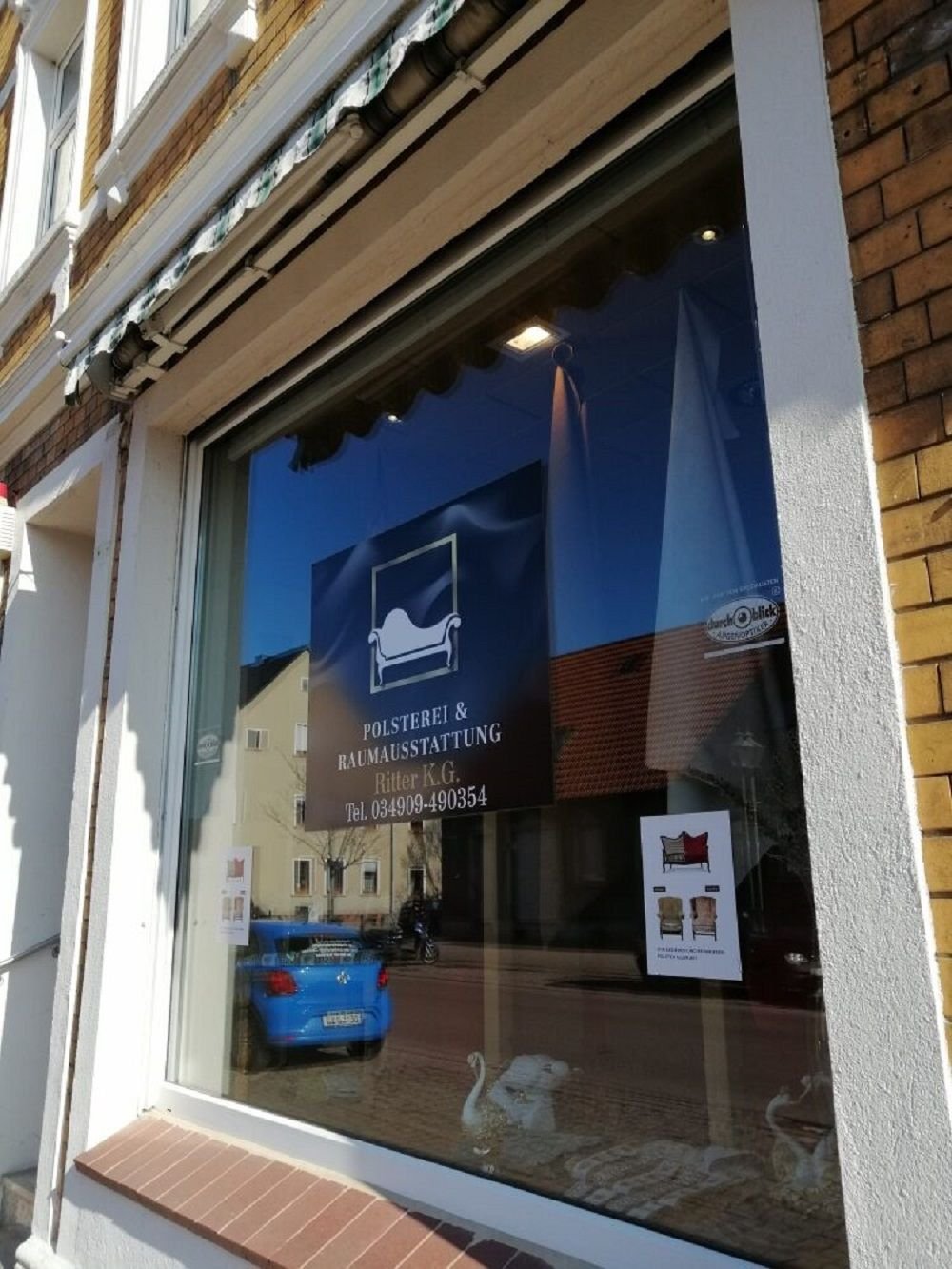 Im Akener Ladengeschäft der „Polsterei und Raumausstattung Ritter K.G.“ ist es bei einem Besuch der MZ dunkel. Es gibt weder ein Klingelschild, das auf den Inhaber hinweist, noch eine Information zu Öffnungszeiten.