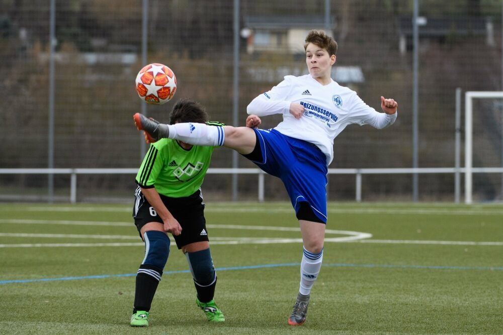 Hanna Bach (r.), hier in einem Spiel gegen den Reinsdorfer SV, verlässt den FC RSK Freyburg am Saisonende und kehrt zum Regionalligisten Magdeburger FFC zurück. Ziel der Mertendorferin ist die 2. Bundesliga.