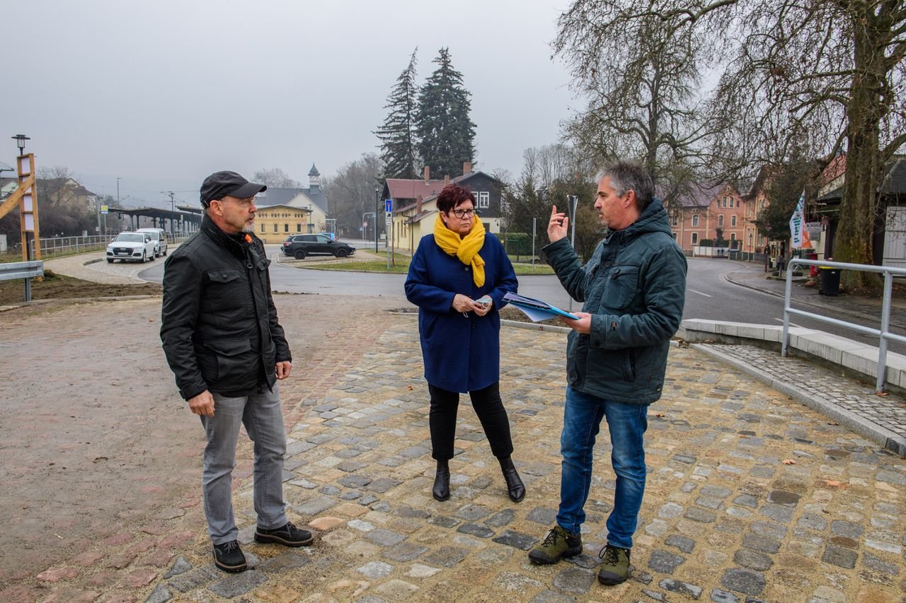 Planer Thomas Gärtitz (l.), Ute Freund und Peter Ohse von Naumburgs Bauverwaltung beim Vor-Ort-Termin.