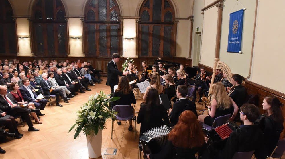 Eine ganze Klasse musiziert: Das Instrumental-Ensemble der Klasse 10M der Landesschule Pforta unter Leitung des Schülers Marcel Graf eröffnet mit dem Kanon von Johann Pachelbel den zweiten Teil des Neujahrs-Benefizkonzertes.