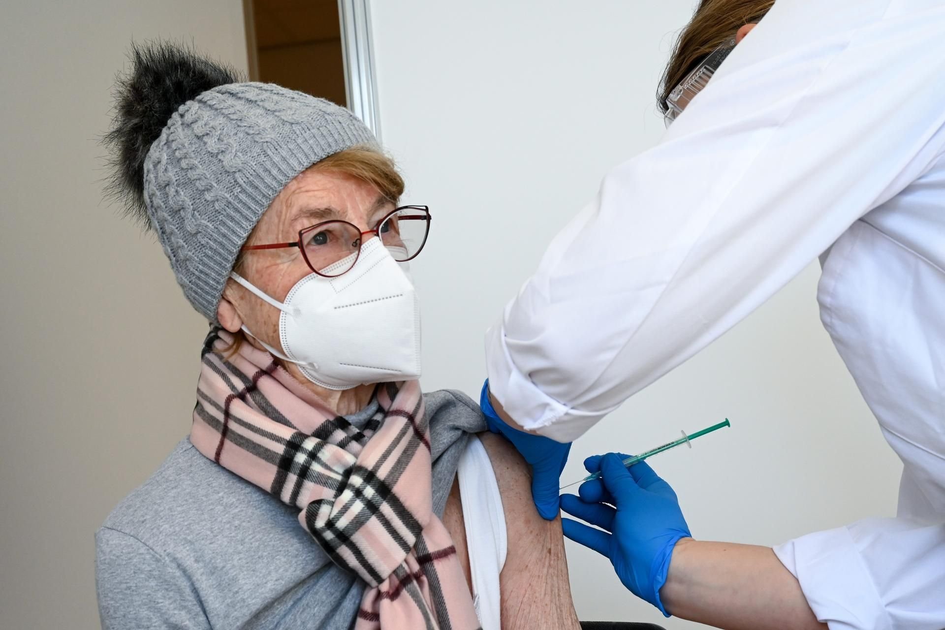 Eine Seniorin bekommt ihre Impfung gegen Covid-10 verabreicht.
