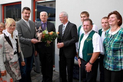 Roßbachs Ortsteilbürgermeister Jürgen Spielberg (2.v.l.) nahm während des Empfangs von Tageblatt/MZ-Redaktionsleiter Albrecht Günther (3.v.l.) und Regionalverlagsleiter Olaf Döring (4.v.l.) den Wenzelspreis entgegen. (FOTO: NICKY HELLFRITZSCH)