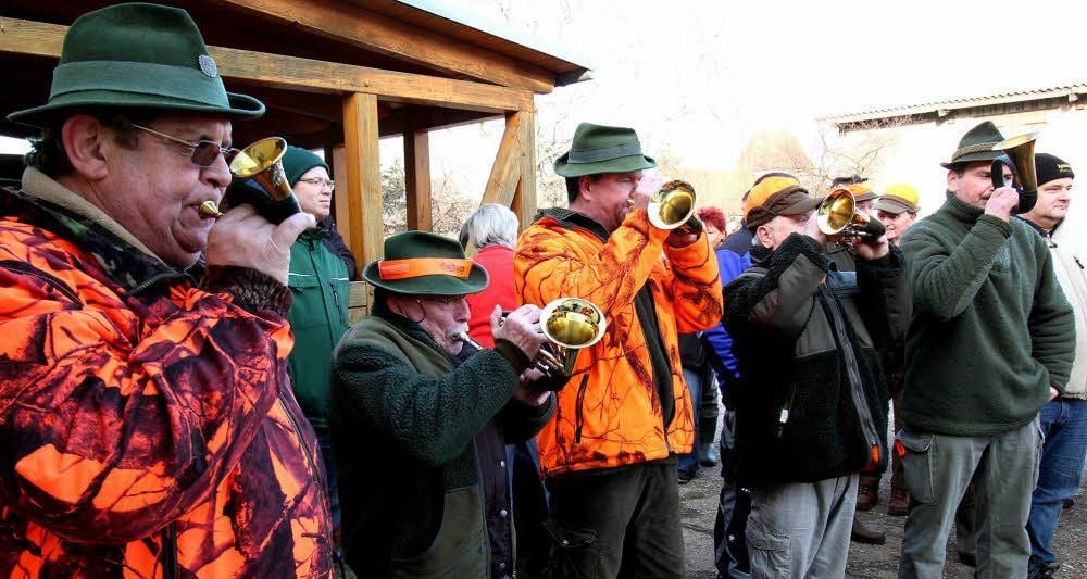 Zum Abschluss verblasen Jagdhornbläser die Strecke.