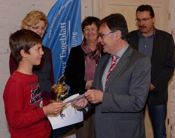 Jürgen Kiehne überreicht den Siegerpokal.