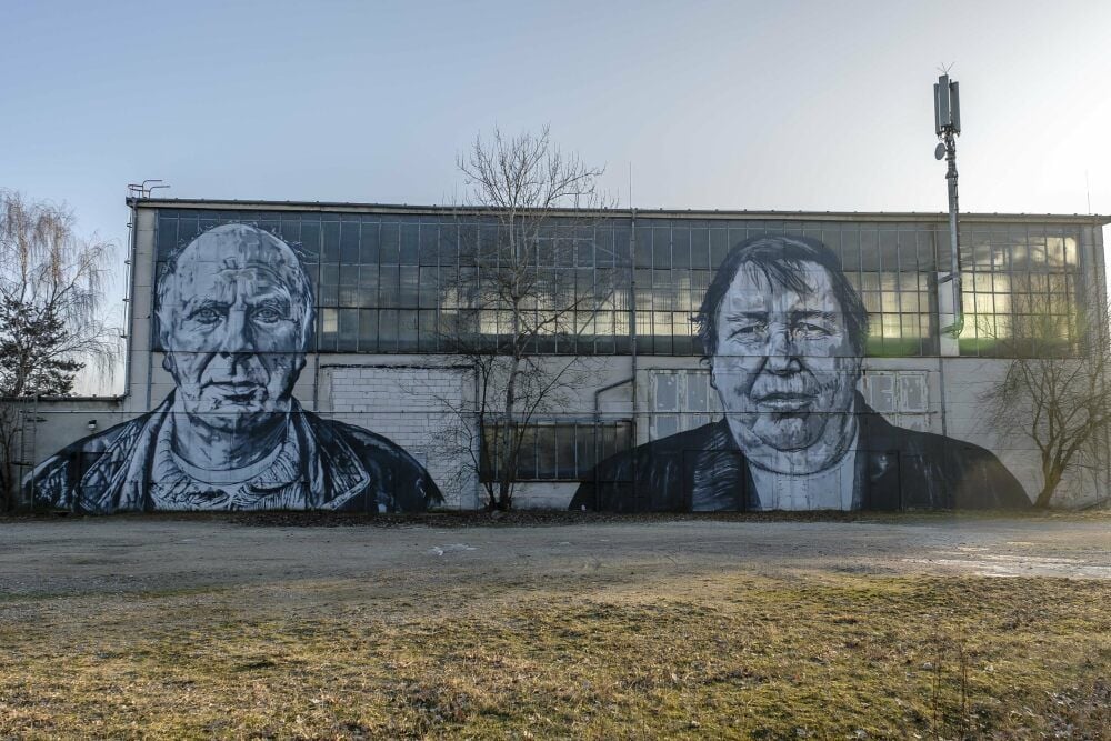 Auf dem Gelände des ehemaligen Tagebaus in Ferropolis ist Monika Miertsch als Graffiti-Kunstwerk verewigt.