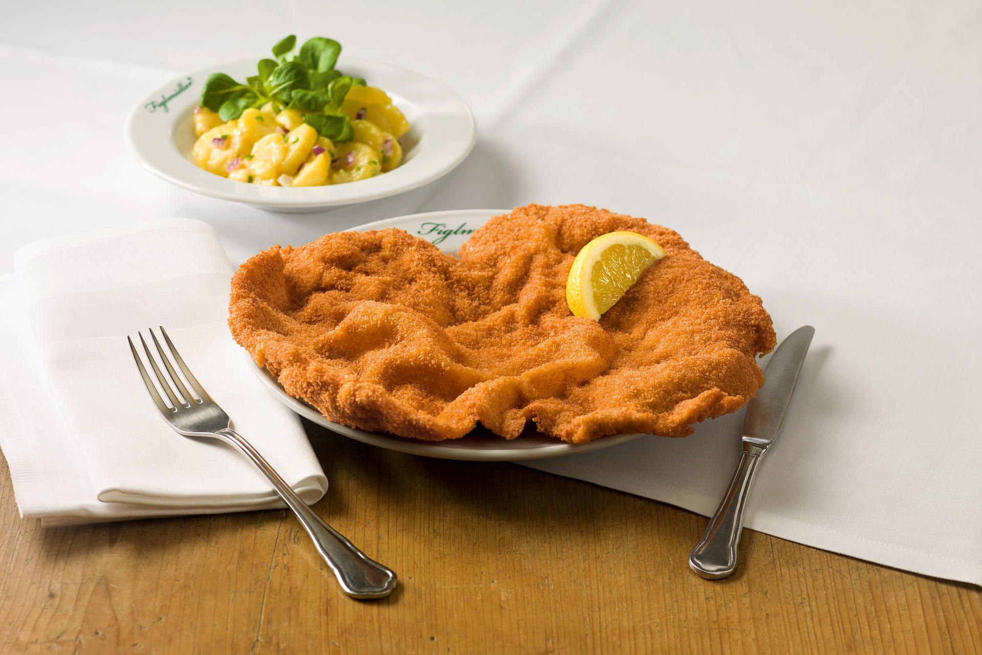 Für das Schnitzel von Figlmüller wird nur Fleisch von der Schweinskarreerose verwendet und dann hauchdünngeklopft. Für die Panade werden Brösel von einer Kaisersemmel verwendet.