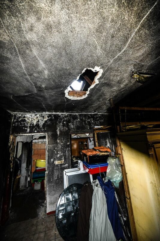Einige Räume der bisherigen Kleiderkammer hatten nach einem Brand Löcher in der Decke.