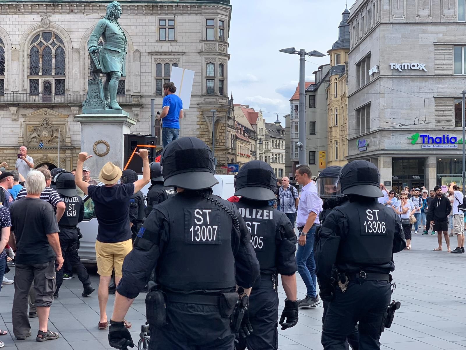 Vor allem der Rechtsextreme Sven Liebich hält mit ständigen Demos in Halle die Polizei in Atem.