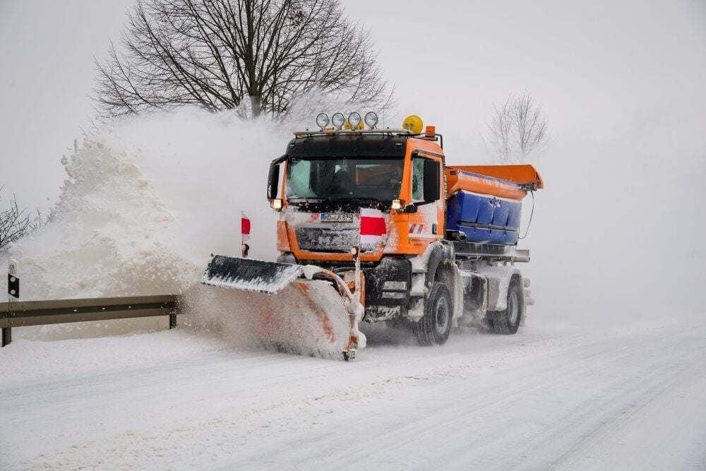 Der Straßenwinterdienst ist pausenlos auf den Straßen des Burgenlandkreises unterwegs. Das größte Problem sind die Schneeverwehungen.