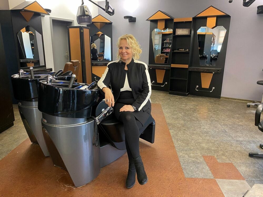 Seit Dezember ist Corina Milbradt allein, wenn sie in ihrem Salon nach dem Rechten sieht. Es herrscht Corona-Ruhe beim Creativ-Coiffeur-Team. Den Lockdown nutzte die Chefin, den Salon gründlich zu renovieren.