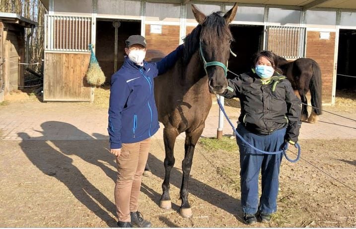 Reittherapeutin Anett Herrmann (l.) mit Heidi Petsche und Stute Amelie