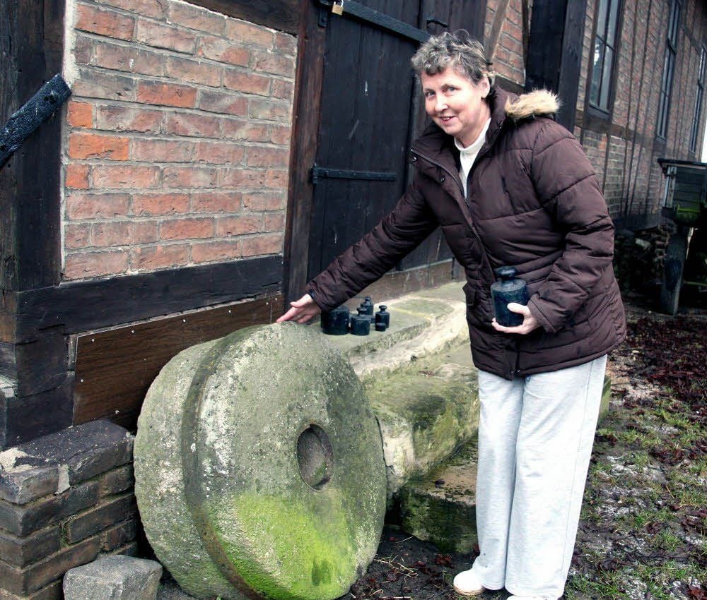 Helga Zimmermann mit Zeitzeugen der Müllerei in Mollschütz.