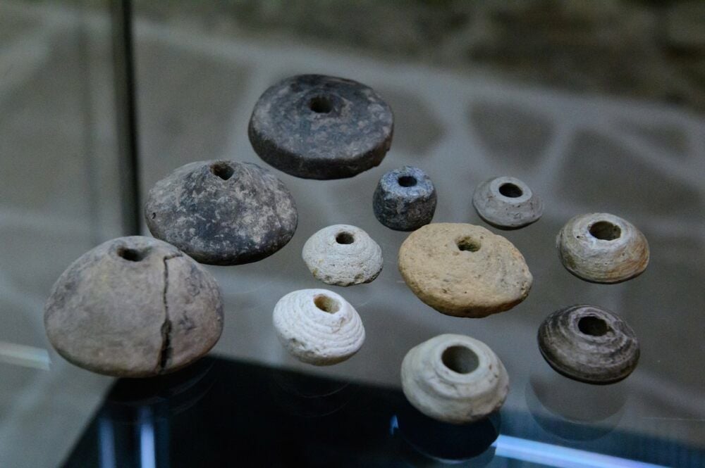 Spinnwirtel aus verschiedenen Zeiten - von der Jungsteinzeit bis zum Mittelalter.