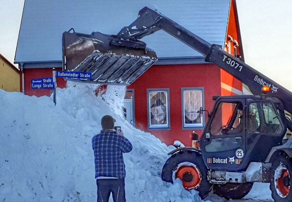 Denis Lehmann von den Treckerfreunden hilft beim Schneeschippen in Gatersleben mit dem Radlader eines Landwirts.