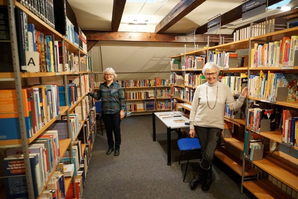 Die Bibliothekarinnen Elisabeth Hoffmann (links) und Kersten Walter in ihrer Bücherwelt in Coswig.