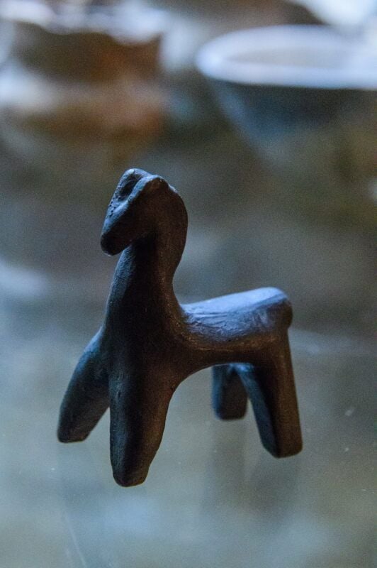 Kleines Pferdchen aus grauem Ton gebrannt mit einer schwarzen Glasur aus dem 12. Jahrhundert.