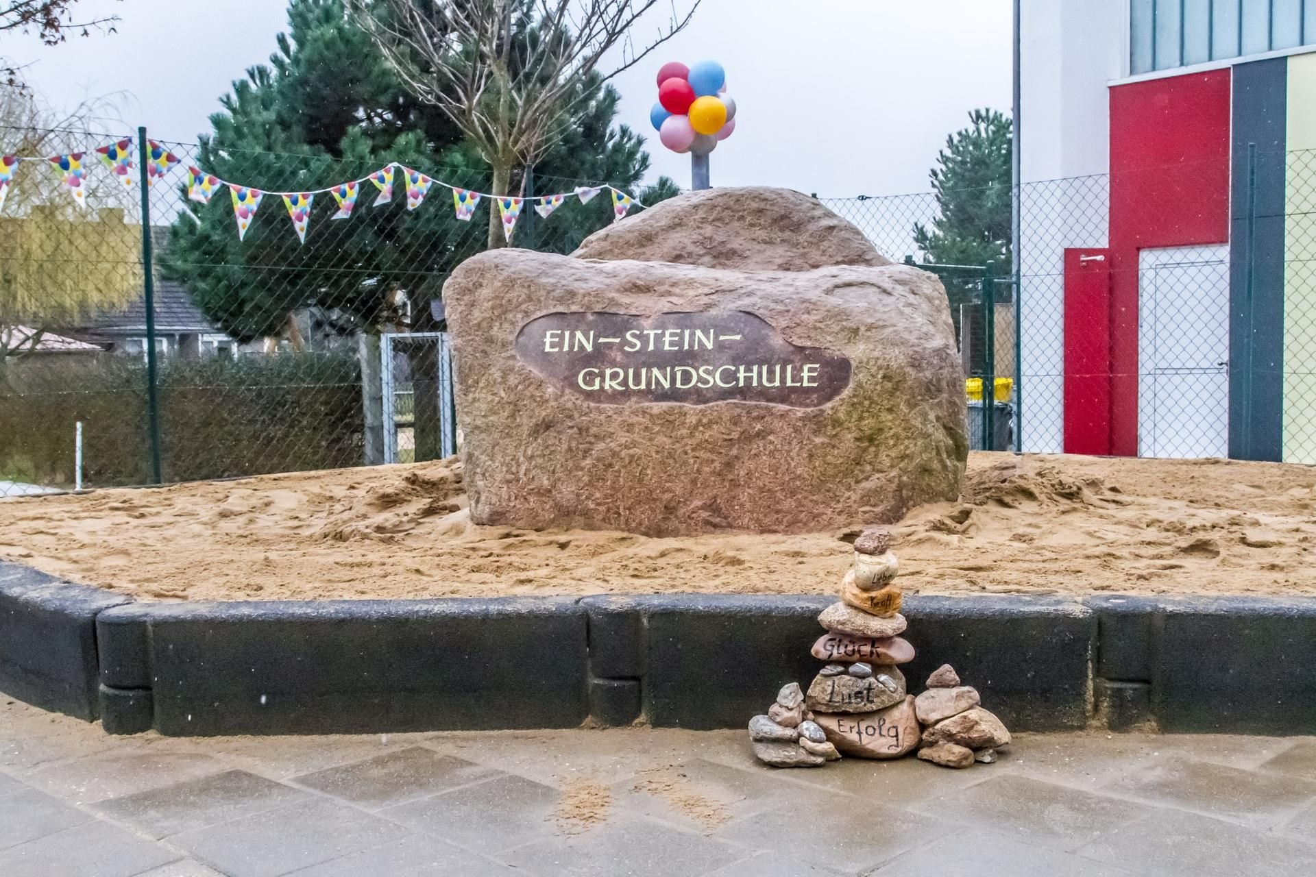 Die Ein-Stein-Grundschule Klieken hat seit rund fünf Jahren ihren Stein sichtbar neben dem Gebäude.