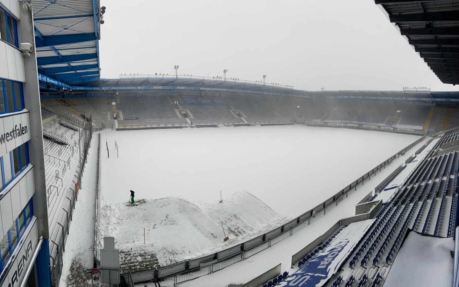 Die Bielefelder Schüco-Arena ist zugeschneit: Fußball ist hier am Sonntag unmöglich.