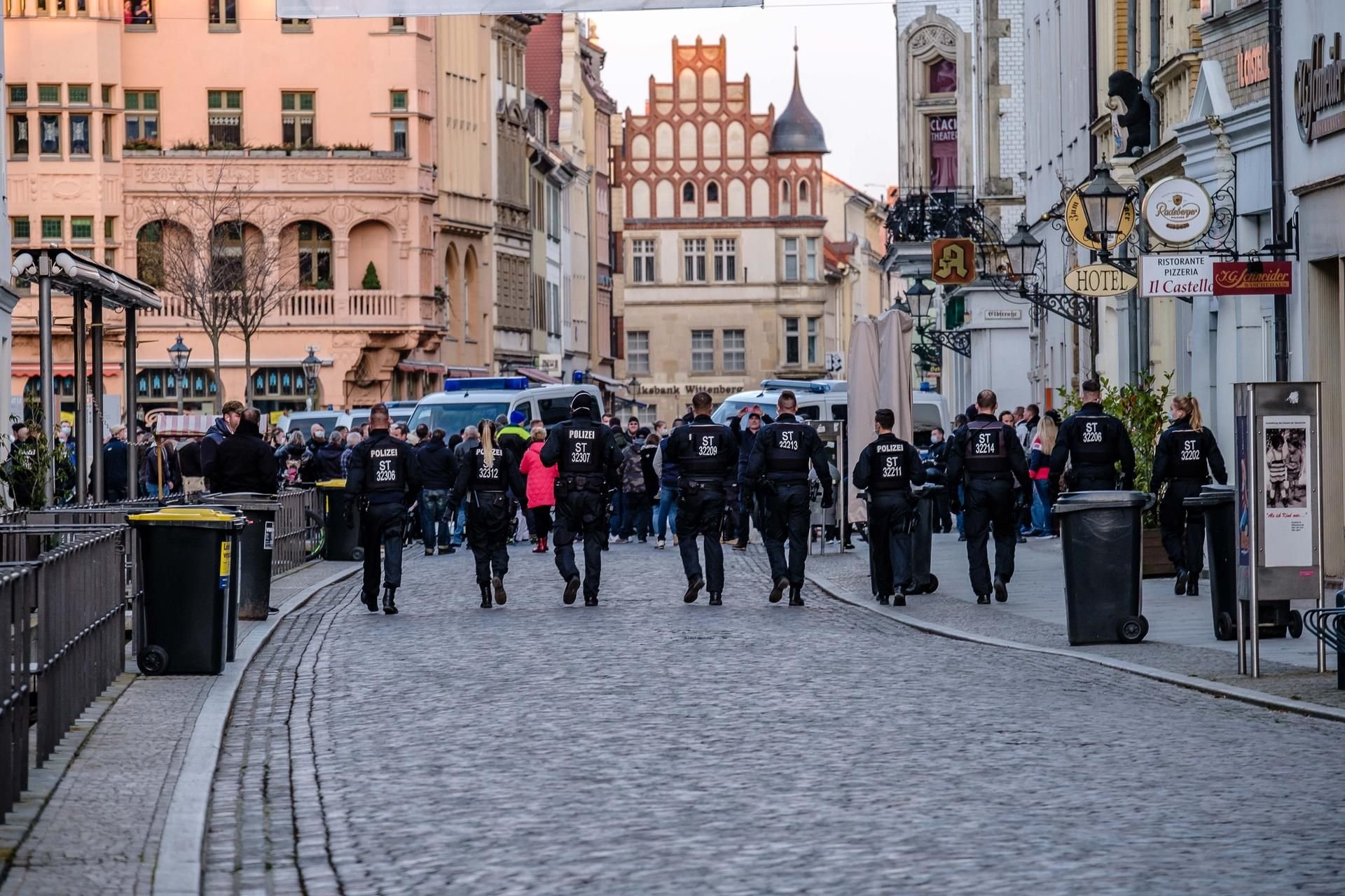 Polizisten hindern Protest-„Spaziergänger“ am Weitergehen in Wittenberg.
