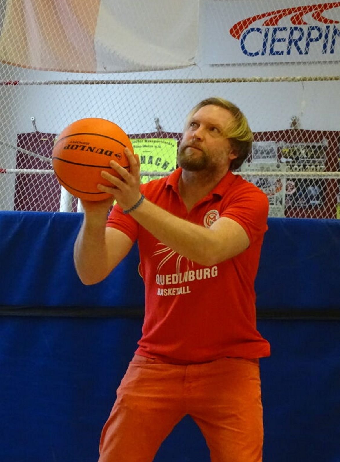 Trainer Gunter Schimpfermann nimmt Maß.