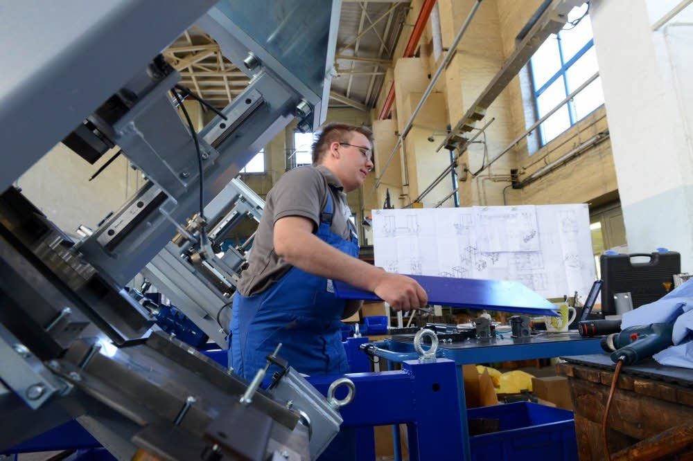 Die Automation, Sonder- und Werkzeugmaschinen ASW GmbH Naumburg setzt in der Produktion auf junge Leute wie Florian Knauf ebenso wie auf die Erfahrung älterer langjähriger Mitarbeiter.