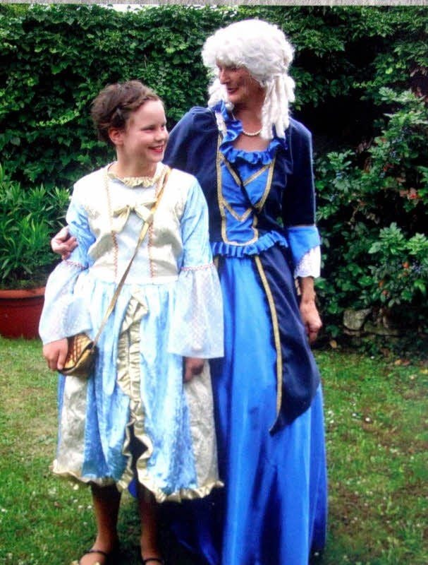 Annette Längricht mit Enkelin Leonie im historischen Kostüm.