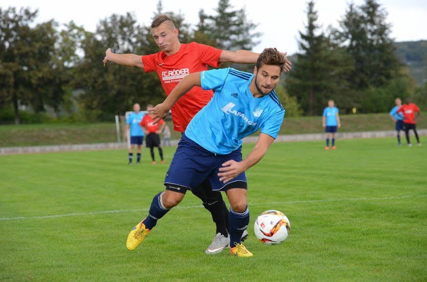 ZWK-Neuzugang Florian Stößel kann den Ball vor NBC-Spieler Daniel Söll behaupten.