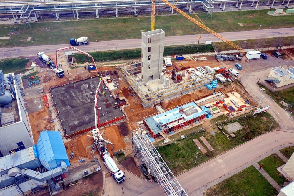 Die Bauarbeiten an der Kraftwerkserweiterung GuD2 auf dem Chemiestandort gehen voran, wie diese Luftaufnahme zeigt.