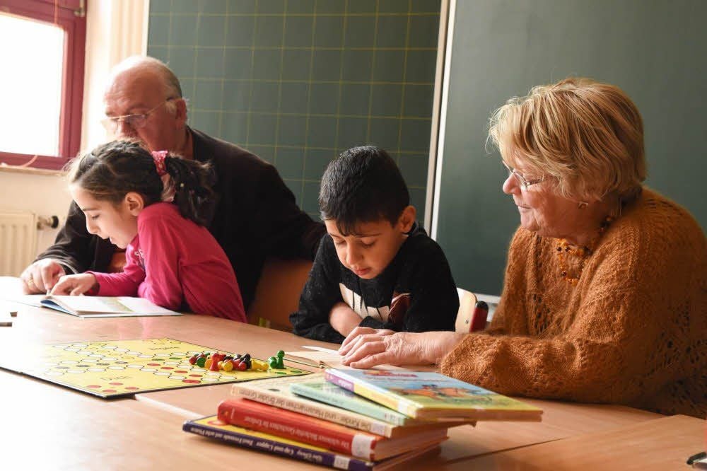 Lesestunde in der Bibliothek der Naumburger Uta-Schule: Monika und Andreas Rietschel helfen als Lesementoren Zekeyie (9) und Alan (8) aus Syrien, die deutsche Sprache zu lernen - mit Büchern, Übungen und Spielen. Diese besondere Unterrichtsstunde findet einmal in der Woche statt.