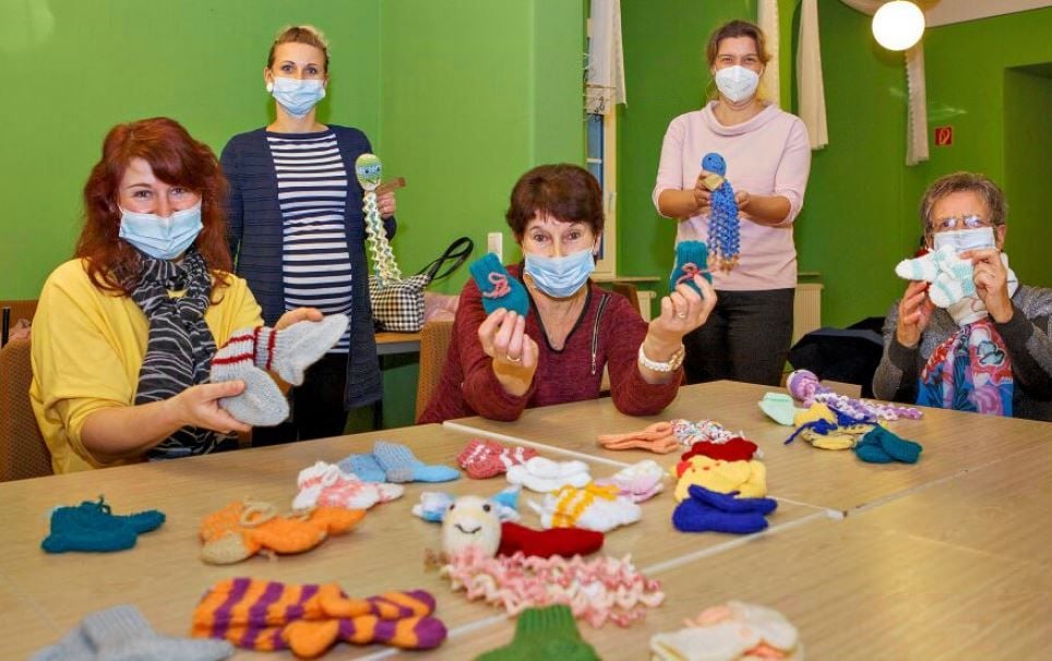 Drei Droyßigerinnen fertigen in Handarbeit Willkommensgeschenke für Neugeborene in Droyßig an: Tina Schreier (2.v.l.) , Martina Tretschok (3.v.l.) und Roswitha Hermert (r.). Sehr zur Freude von Christine Stürtze vom Kulturverein (l.) und der Bürgermeisterin Evelyn Billing (2.v.r.).