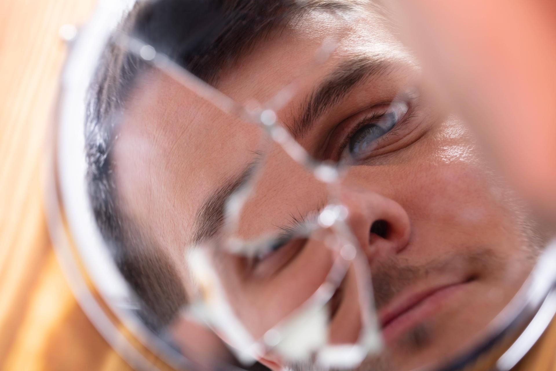 Ein Mann ist wegen dreifacher Körperverletzung angeklagt. Ein Gutachter bescheinigt ihm paranoid-halluzinatorischen Schizophrenie. (Symbolbild)