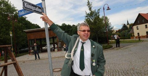 Enthüllt in der Straße, in der er sein Zuhause hat, ein Königsallee-Schild: der Boblaser und neue Schützenkönig Michael Schöppe. (FOTO: TORSTEN BIEL)