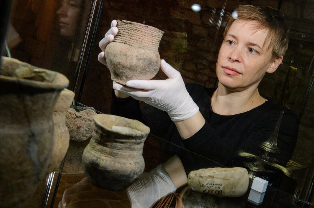 Ellen Keindorff, Kustodin im Museum Schloss Neuenburg, mit Stücken der Schulenburgischen Sammlung.