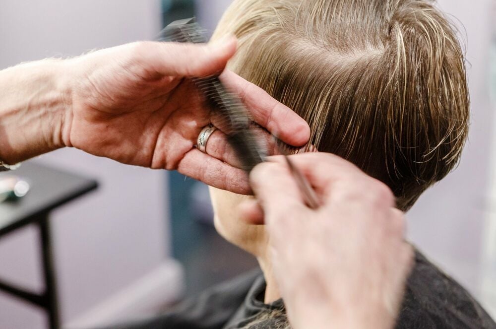 Tschüss Corona-Matte: Ab Montag dürfen Friseure nach zehneinhalb Wochen wieder öffnen. Der Ansturm auf Termine ist groß.