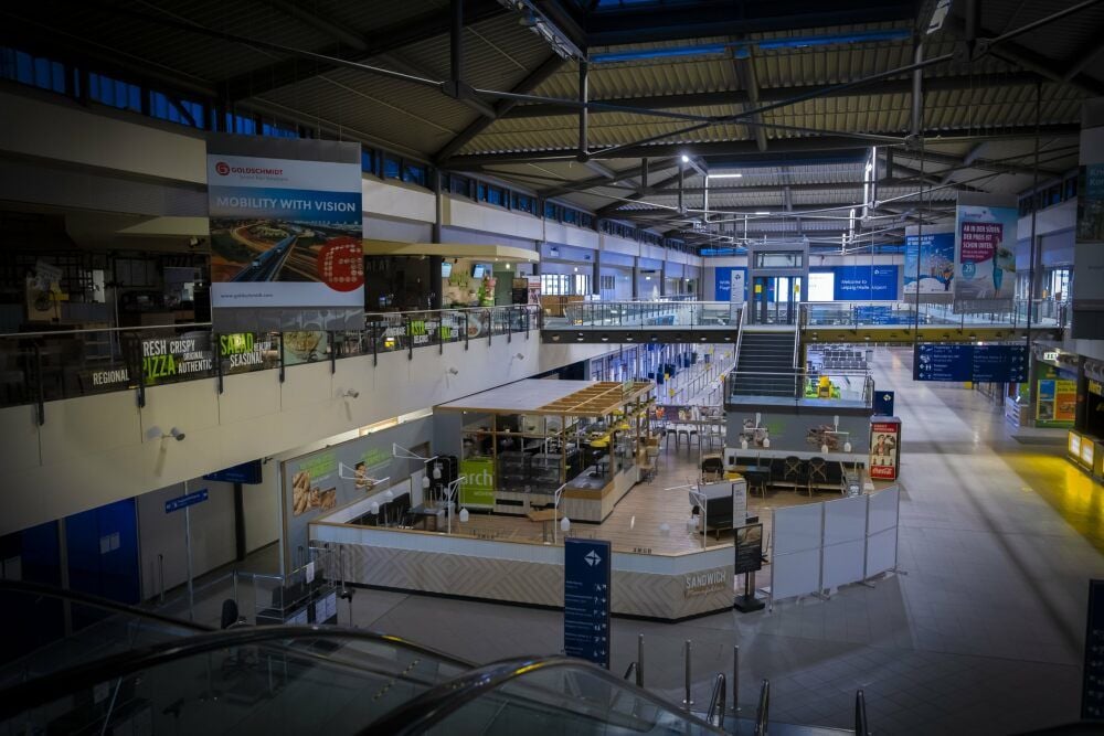 Im Abflugterminal am Flughafen Leipzig/Halle herrscht Leere. Restaurants, Autovermieter und Geschäfte haben geschlossen.