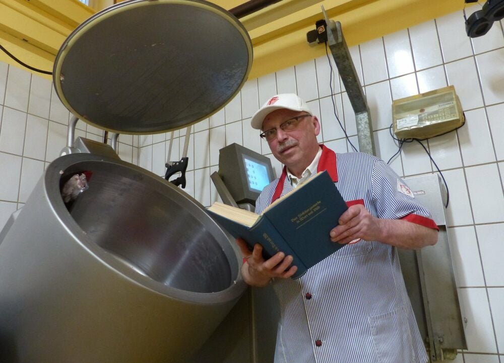 In dem alten Rezeptbuch findet Klaus-Dieter Kohlmann immer wieder neue Anregungen.